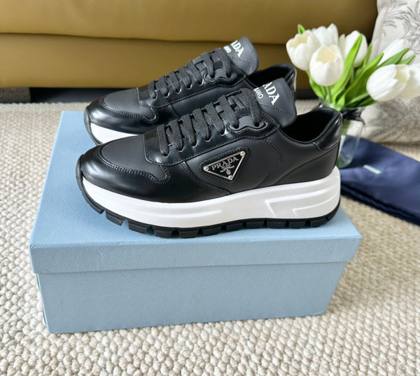 SNEAKER PRA NERA CON SUOLA SPESSA IN PELLE DI VITELLO NERA