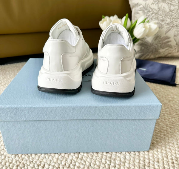 SNEAKER PRA CON SUOLA SPESSA IN PELLE DI VITELLO CON LOGO BIANCO E NERO