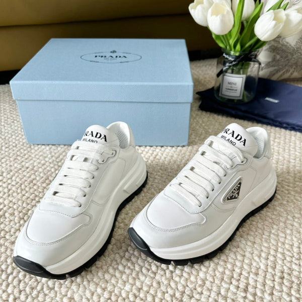 SNEAKER PRA CON SUOLA SPESSA IN PELLE DI VITELLO CON LOGO BIANCO E NERO