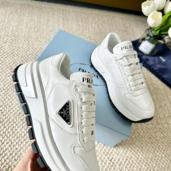 SNEAKER PRA CON SUOLA SPESSA IN PELLE DI VITELLO CON LOGO BIANCO E NERO