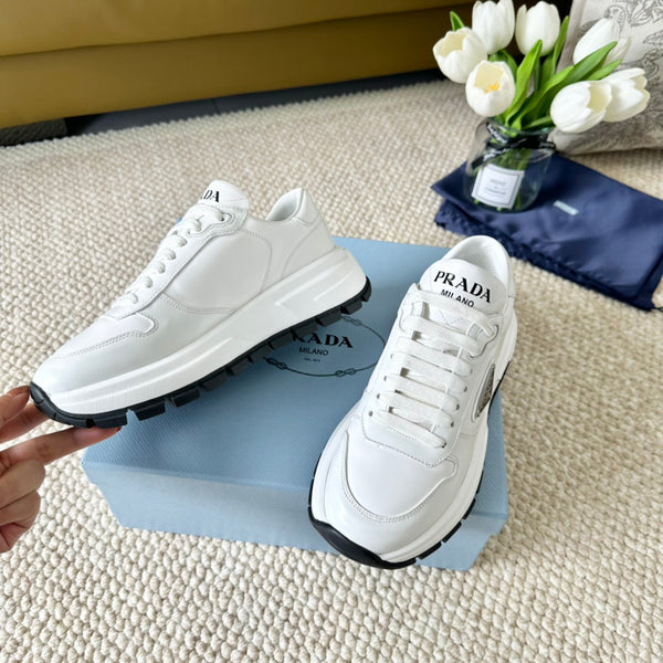 SNEAKER PRA CON SUOLA SPESSA IN PELLE DI VITELLO CON LOGO BIANCO E NERO