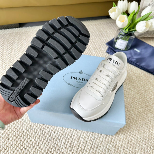 SNEAKER PRA CON SUOLA SPESSA IN PELLE DI VITELLO CON LOGO BIANCO E NERO