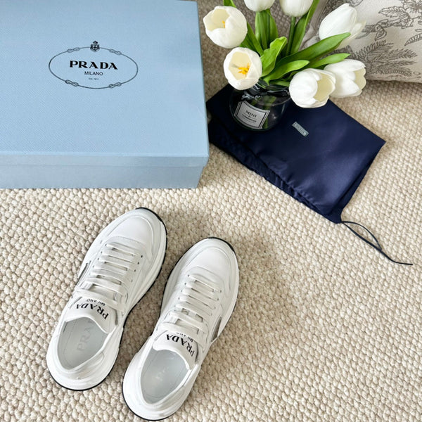 SNEAKER PRA CON SUOLA SPESSA IN PELLE DI VITELLO CON LOGO BIANCO E NERO