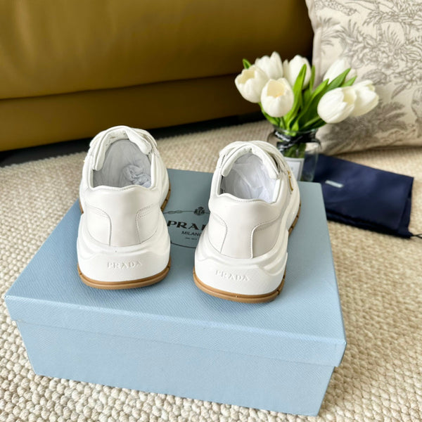 PRA SNEAKER CON SUOLA SPESSA IN PELLE DI VITELLO BIANCA