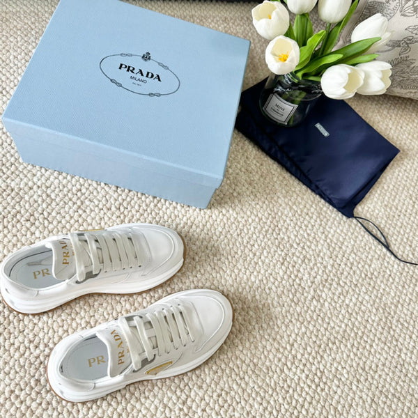 PRA SNEAKER CON SUOLA SPESSA IN PELLE DI VITELLO BIANCA