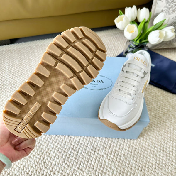 PRA SNEAKER CON SUOLA SPESSA IN PELLE DI VITELLO BIANCA