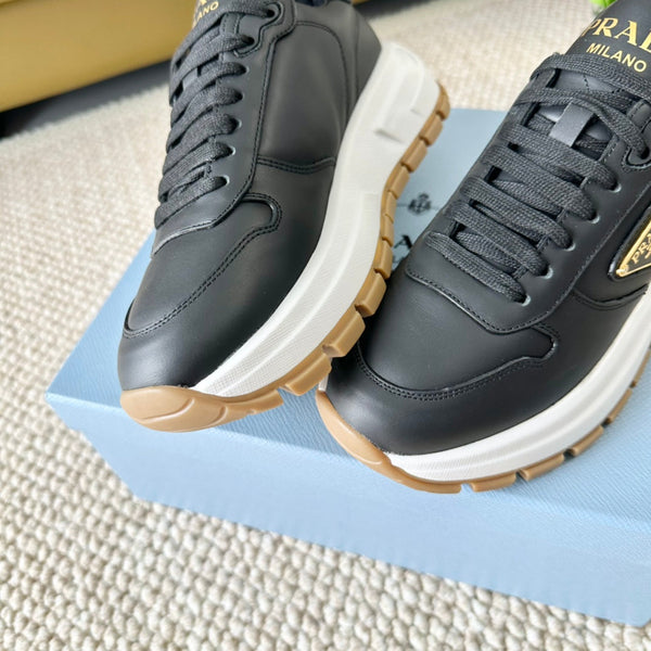 PRA SNEAKER CON SUOLA SPESSA IN PELLE DI VITELLO NERA