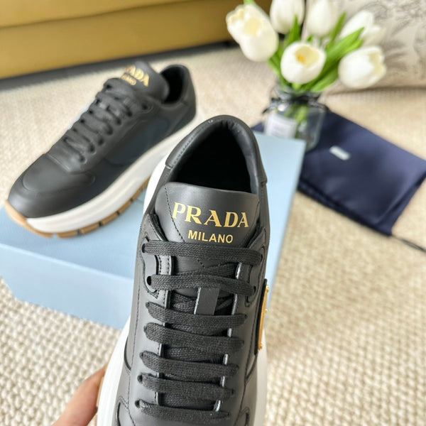 PRA SNEAKER CON SUOLA SPESSA IN PELLE DI VITELLO NERA