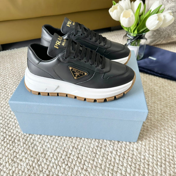 PRA SNEAKER CON SUOLA SPESSA IN PELLE DI VITELLO NERA