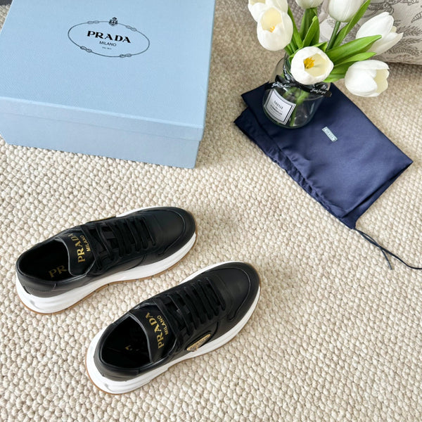 PRA SNEAKER CON SUOLA SPESSA IN PELLE DI VITELLO NERA