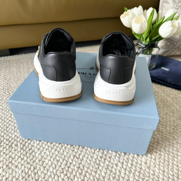 PRA SNEAKER CON SUOLA SPESSA IN PELLE DI VITELLO NERA