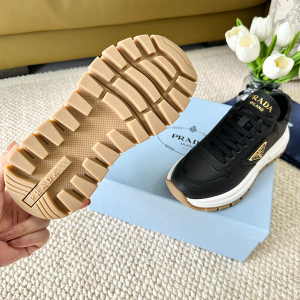 PRA SNEAKER CON SUOLA SPESSA IN PELLE DI VITELLO NERA