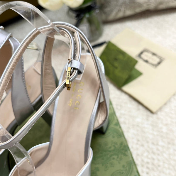 Sandalo con plateau Horsebit da 11 cm in pelle di vitello metallizzata argento