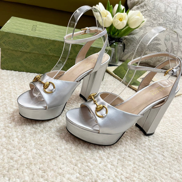 Sandalo con plateau Horsebit da 11 cm in pelle di vitello metallizzata argento