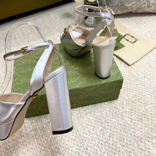 Sandalo con plateau Horsebit da 11 cm in pelle di vitello metallizzata argento