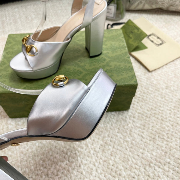 Sandalo con plateau Horsebit da 11 cm in pelle di vitello metallizzata argento