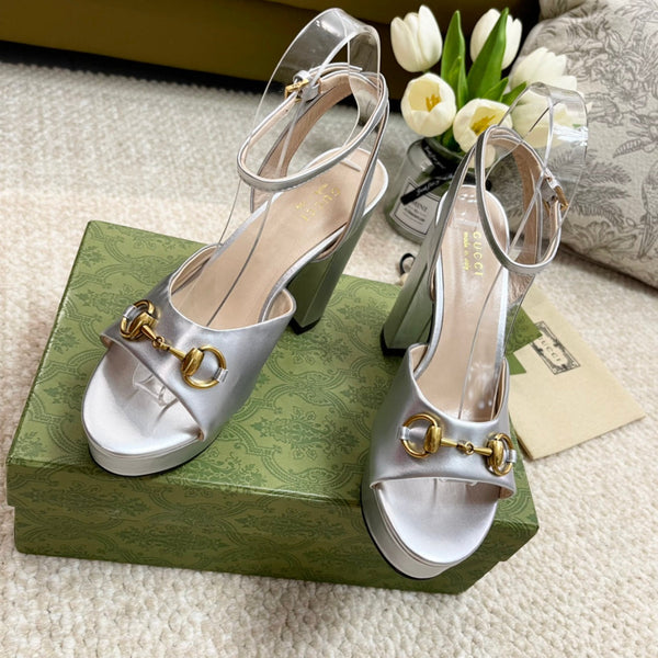 Sandalo con plateau Horsebit da 11 cm in pelle di vitello metallizzata argento