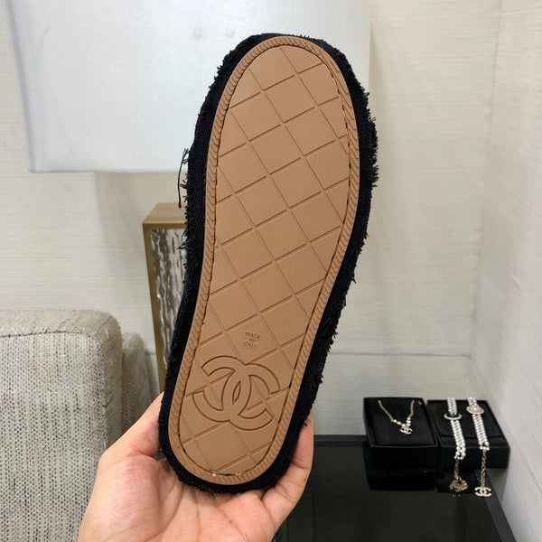 Sneaker CC in tessuto denim con frange nere