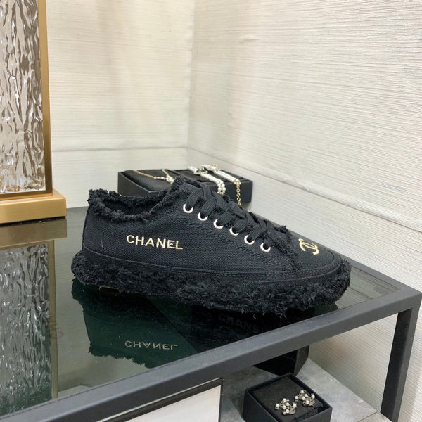 Sneaker CC in tessuto denim con frange nere