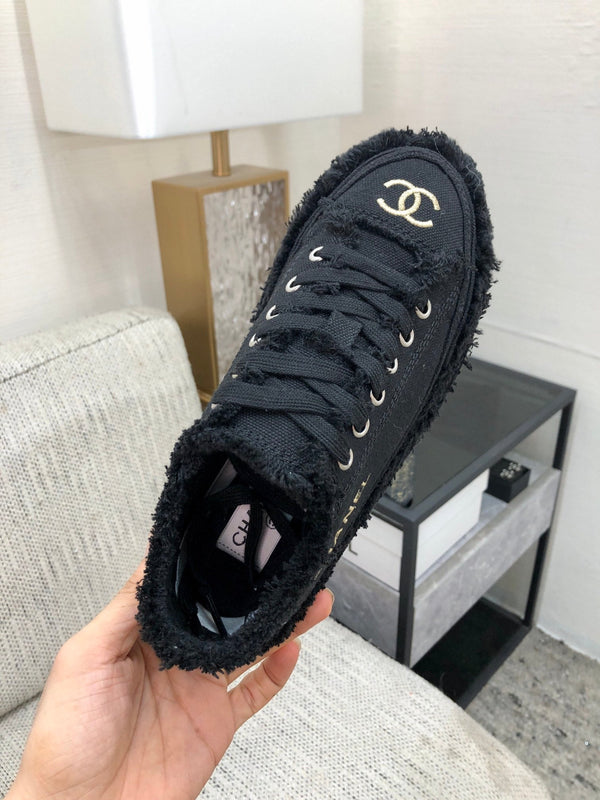 Sneaker CC in tessuto denim con frange nere