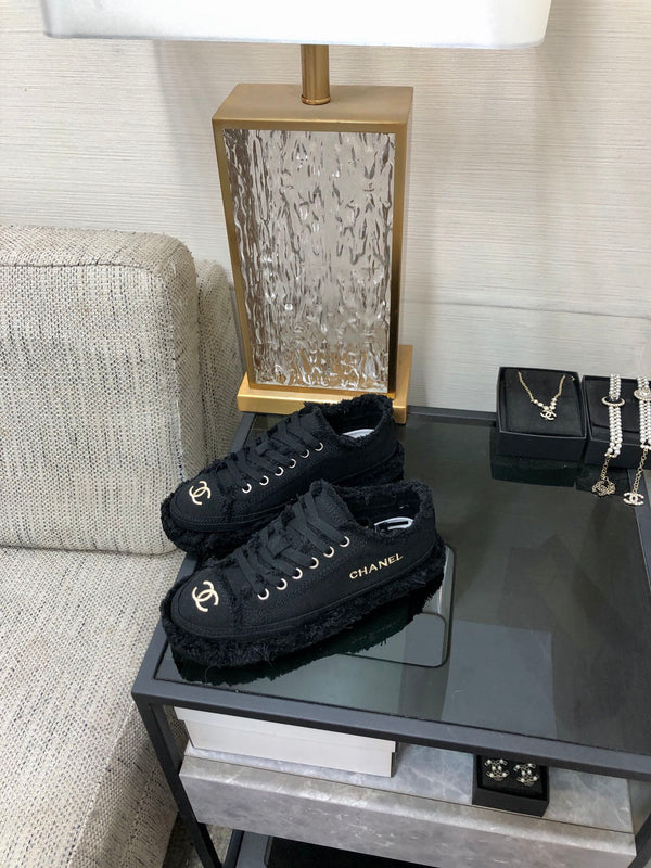 Sneaker CC in tessuto denim con frange nere