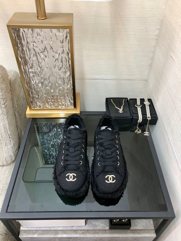 Sneaker CC in tessuto denim con frange nere