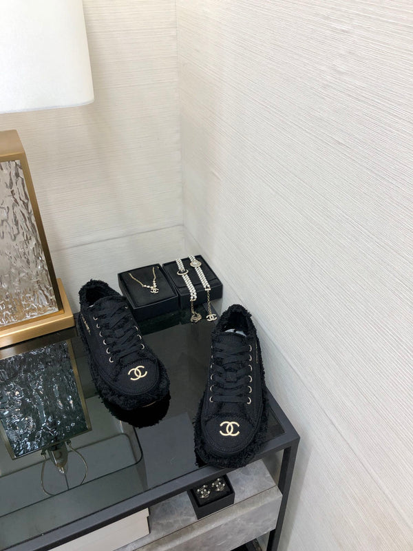 Sneaker CC in tessuto denim con frange nere