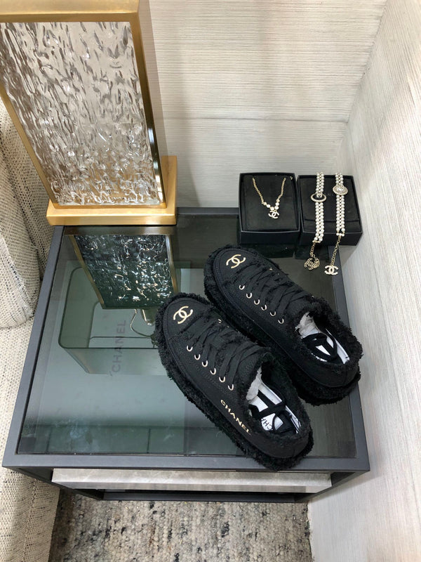 Sneaker CC in tessuto denim con frange nere