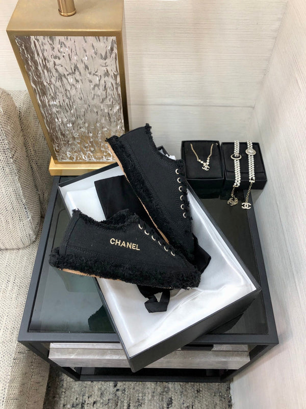 Sneaker CC in tessuto denim con frange nere