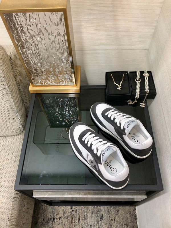 Sneaker CC in pelle scamosciata nera e bianca