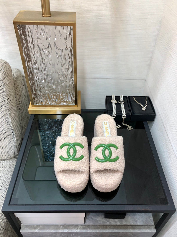 Sandalo con zeppa CC in lana beige