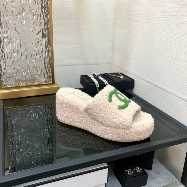 Sandalo con zeppa CC in lana beige