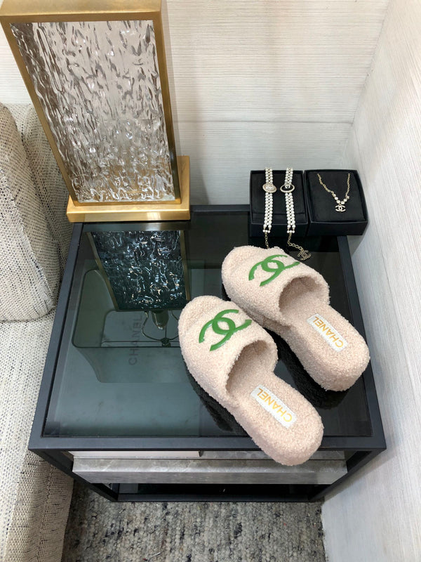 Sandalo con zeppa CC in lana beige