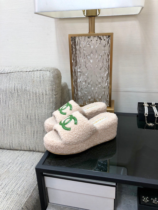 Sandalo con zeppa CC in lana beige