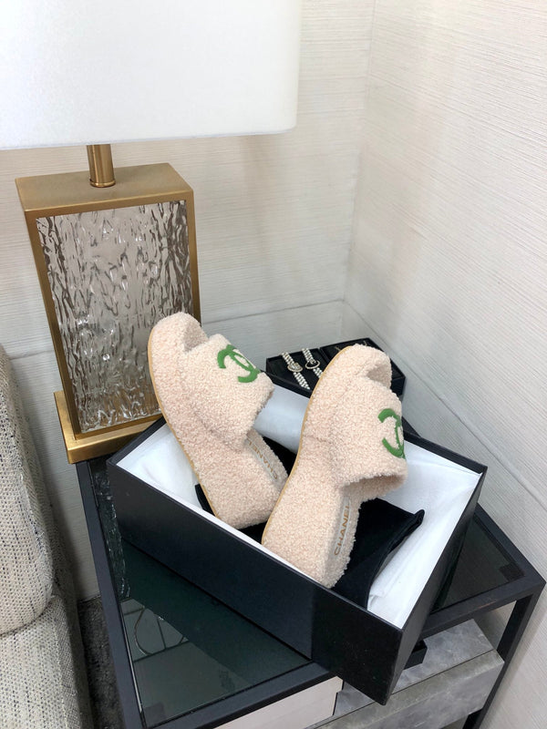 Sandalo con zeppa CC in lana beige