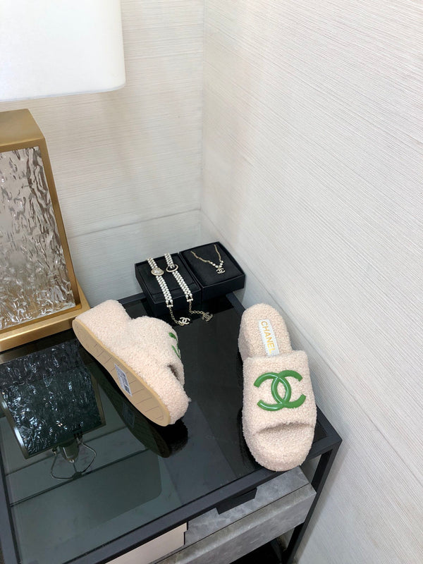 Sandalo con zeppa CC in lana beige