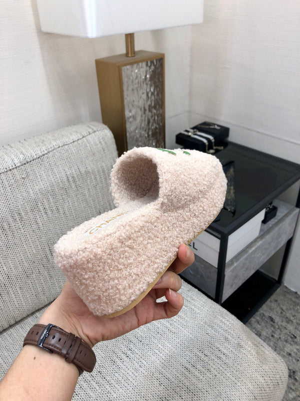 Sandalo con zeppa CC in lana beige