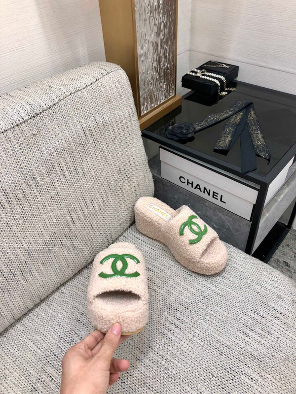 Sandalo con zeppa CC in lana beige