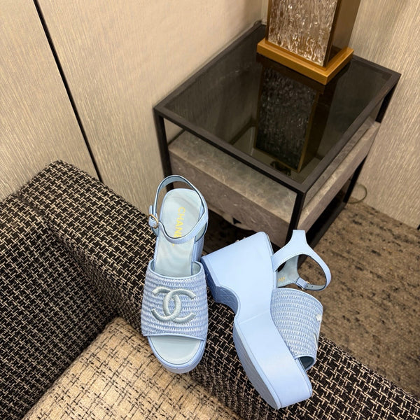 Sandales compensées CC 26s en raphia et peau de mouton bleu clair 688694