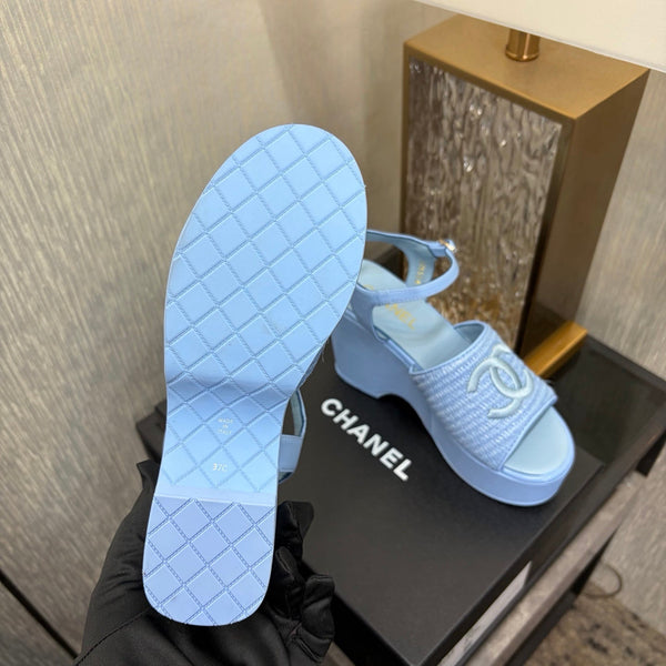 Sandales compensées CC 26s en raphia et peau de mouton bleu clair 688694