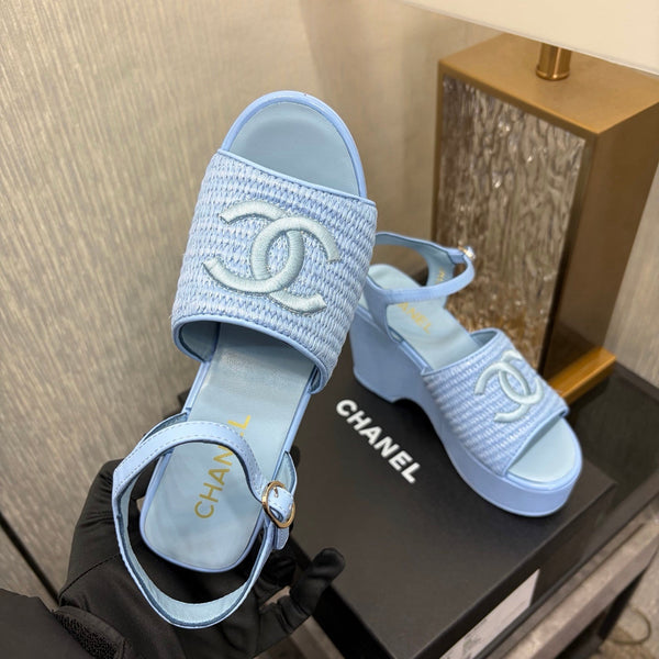 Sandales compensées CC 26s en raphia et peau de mouton bleu clair 688694
