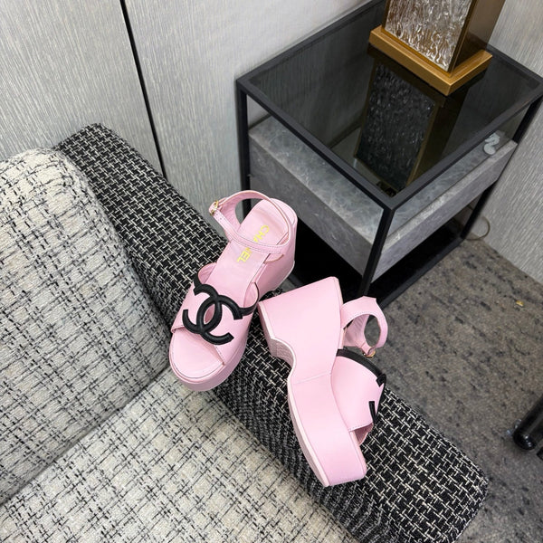 Sandales compensées CC 26s en peau de mouton rose clair et noire 688703