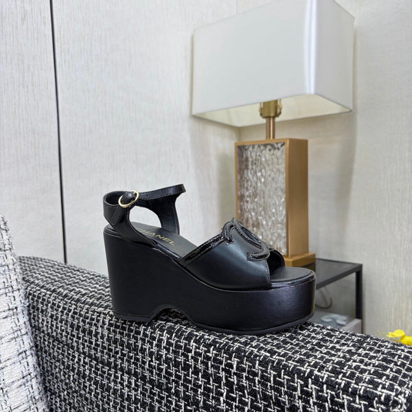 Sandales compensées CC 26s en peau de mouton noire 688705