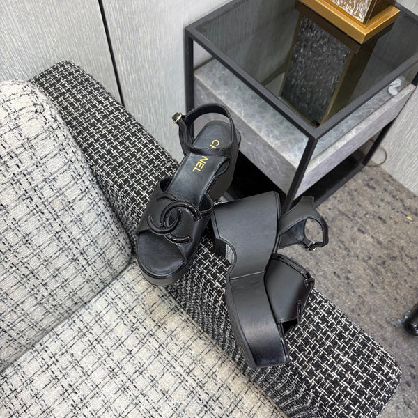 Sandales compensées CC 26s en peau de mouton noire 688705