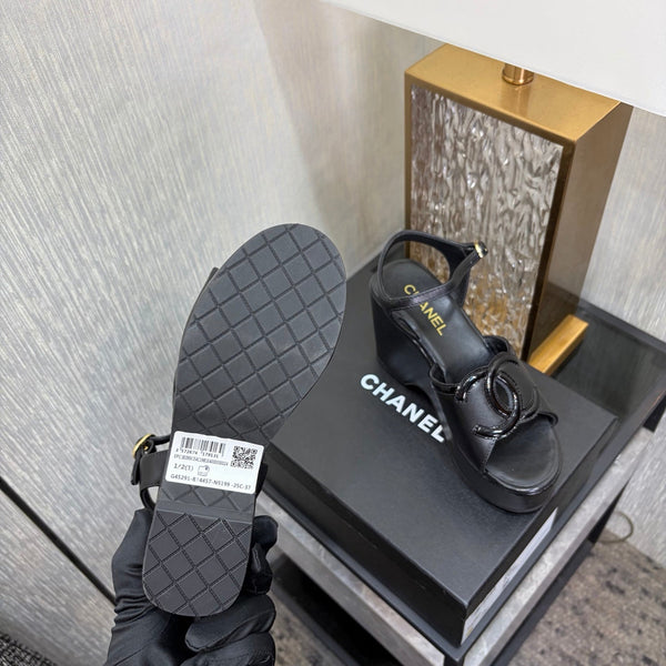 Sandales compensées CC 26s en peau de mouton noire 688705