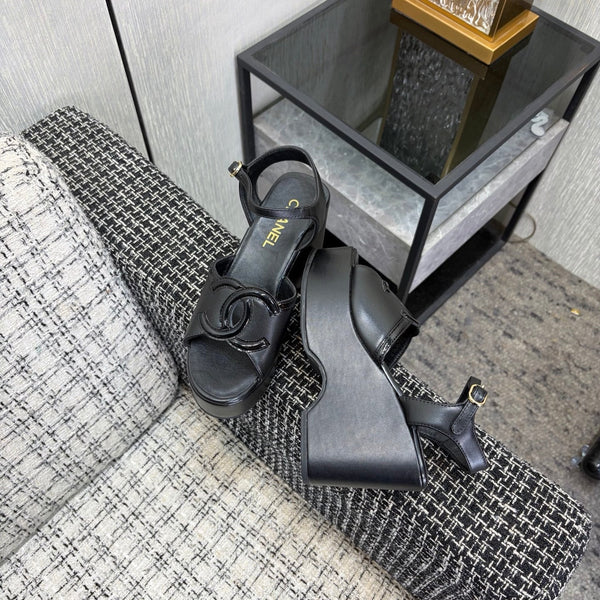 Sandales compensées CC 26s en peau de mouton noire 688705