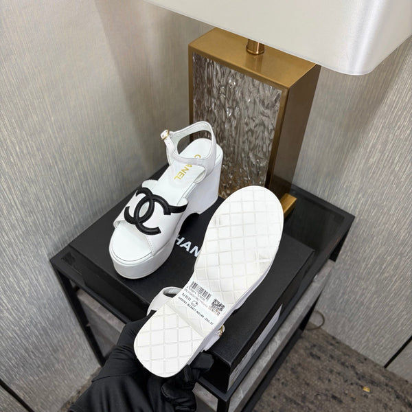 Sandales à plateforme en peau de mouton noire et blanche CC 26s 688706