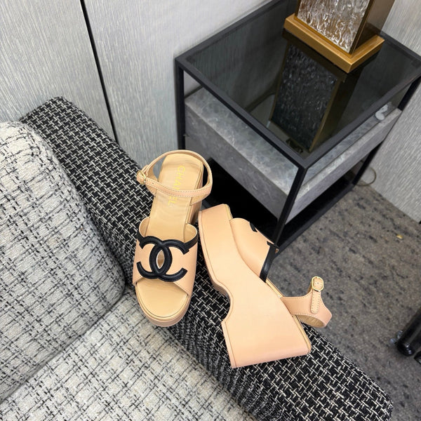 Sandales à plateforme CC 26s en peau de mouton beige et noire 688707