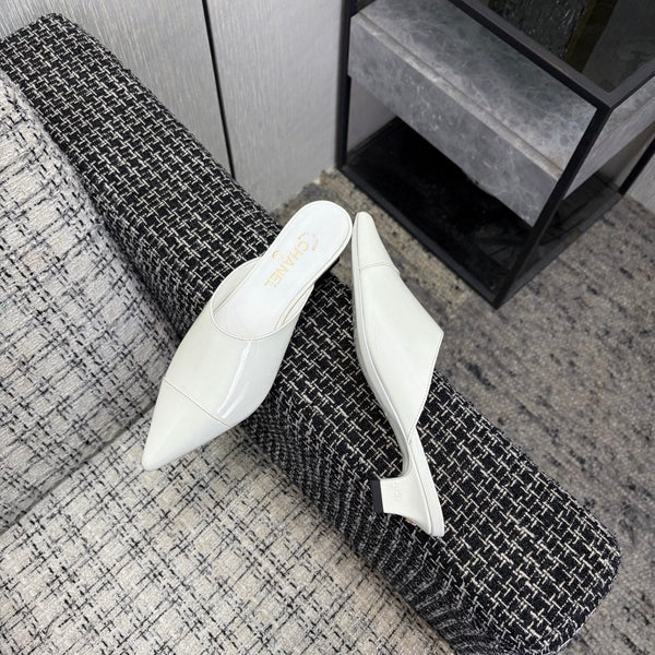 CC 2026 Mule à Bout Pointu 4cm Cuir Verni Blanc 688710