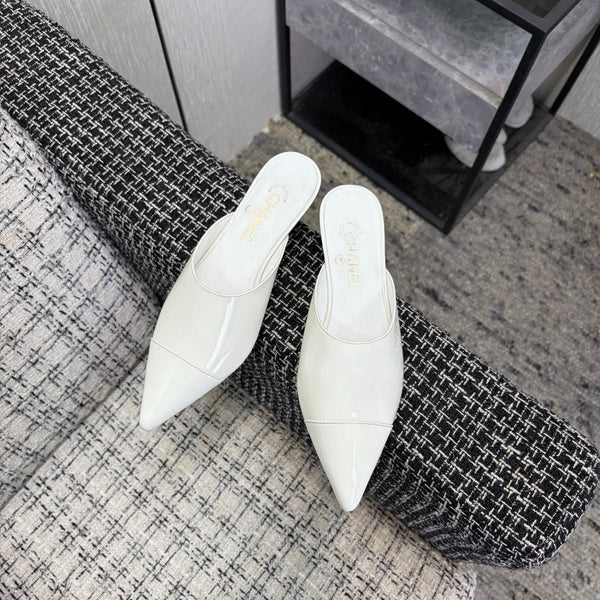 CC 2026 Mule à Bout Pointu 4cm Cuir Verni Blanc 688710